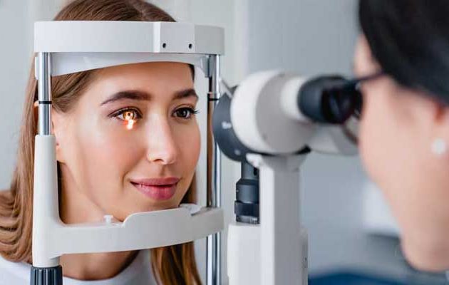 علائم دوربینی چشم چیست و چگونه درمان می‌شود؟