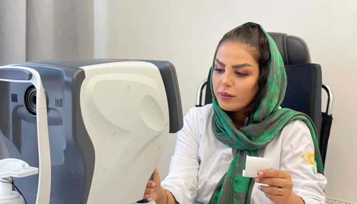 تشخیص و تعیین نمره عینک با دستگاه های بروز دنیا در کلینیک هاکان کرمانشاه