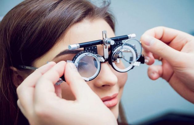 معاینه تخصصی چشم با دستگاه های بروز دنیا در مرکز اپتومتری هاکان