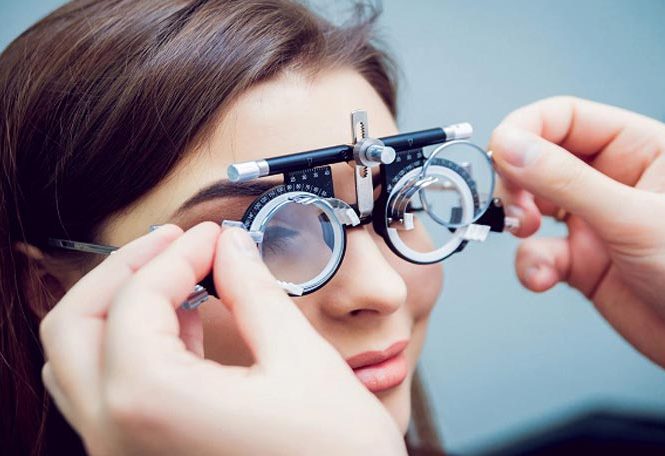 معاینه تخصصی چشم با دستگاه های بروز دنیا در مرکز اپتومتری هاکان