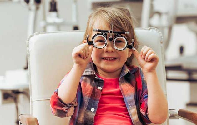 آیا کودک من به عینک نیاز دارد؟ 10 نشانه که باید مراقب آنها بود.