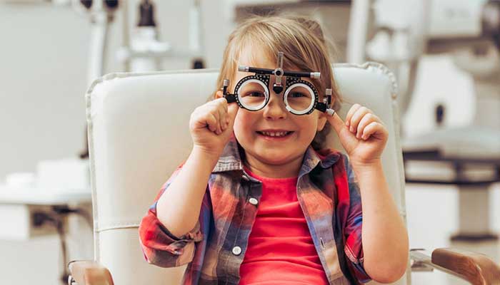 آیا کودک من به عینک نیاز دارد؟ 10 نشانه که باید مراقب آنها بود.