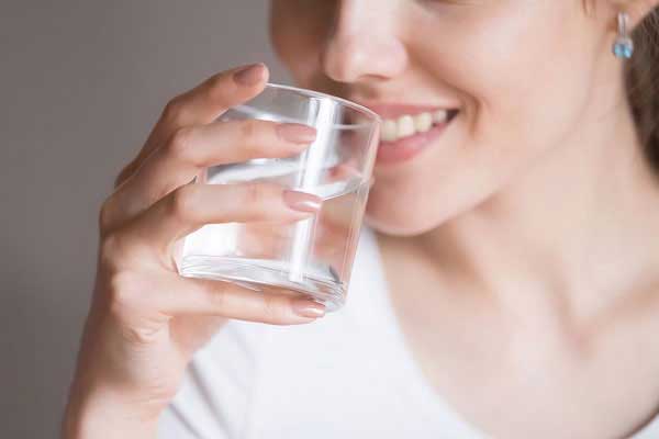 جلوگیری از خشکی چشم با مصرف آب فراوان